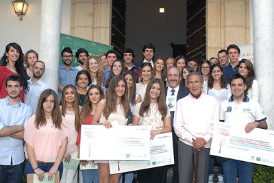 Antonio Gala y los Dres. Aranda y Dueñas junto a los ganadores del Concurso de poesia y residentes de la Fundación.