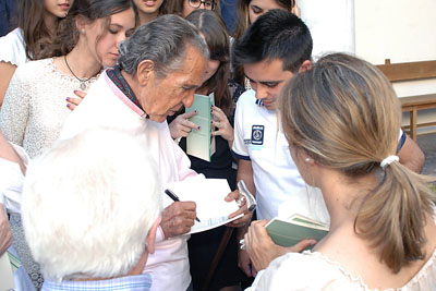 Antonio Gala, firma ejemplares del poemario 'Tintas para la Vida IV'