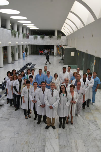 Foto de familia de los profesionales de Inmunología en el vestíbulo principal del Hospital General