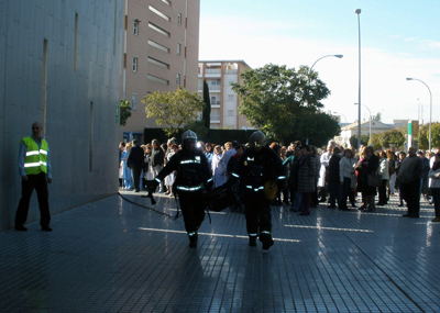 Simulacro Castilla del Pino. En la imagen bomberos efectúan una maniobra tras la evacuación del centro.