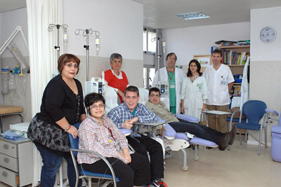  Pacientes con enfermedades raras tratados en el Hospital Reina Sofía, acompañados de familiares y, al fonfo, pediatras