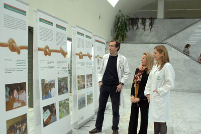 La gerente del hospital, una responsable de Farmamundi en Córdoba y un responsable de Farmacia del Hospital visitan la exposición
