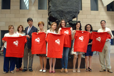 Argentina y responsables sanitarios, en el monumento al donante con la camiseta de la donación