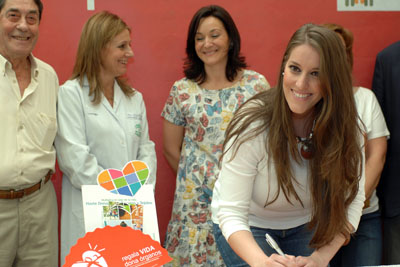 Argentina firma en el Libro de oro de la donación del Hospital Reina Sofía