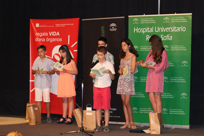 Los estudiantes premiados leen sus poemas