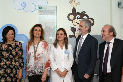 La pintora Carmen López Rey (2ª ida.) junto a responsables sanitarios y autoridades locales