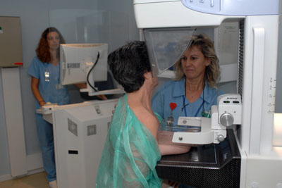 Imagen de archivo de la realización de una mamografía