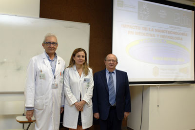 Miguel Valcárcel (derecha), acompañado por el nefrólogo Pedro Aljama y la gerente del hospital