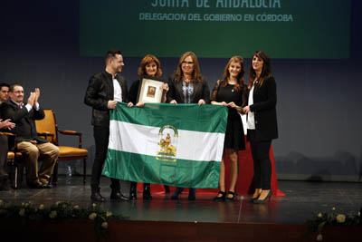 María Ángeles Luna, en el centro, junto a los responsables de 'Colores para alegrarte'