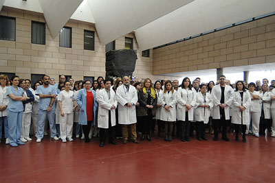 Mª Angeles Luna, delegada de Salud junto a profesionales y equipo de dirección del hospital