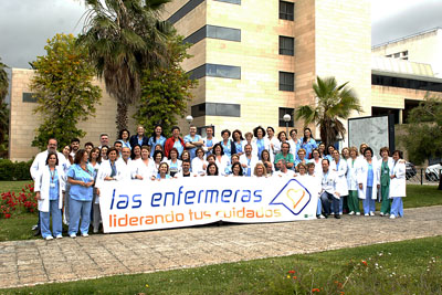 Profesionales de Enfermería del Hospital Reina Sofía posan para conmemorar el Día Internacional de la Enfermería