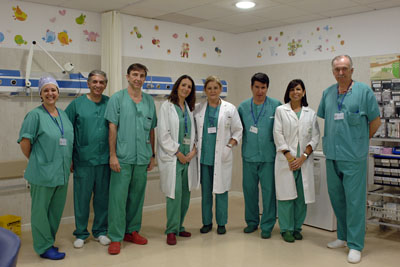 En la imagen, cirujanos pediátricos y anestesistas infantiles del Hospital Universitario Reina Sofía de Córdoba