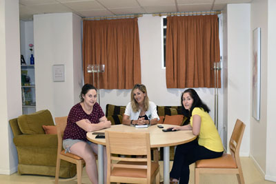 La trabajadora social del hospital charla con dos madres que están en estos momentos alojadas en el hotel de madres del Hospital Universitario Reina Sofía
