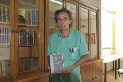 El enfermero Lorenzo Pérez presenta su informe de cuidado de heridas