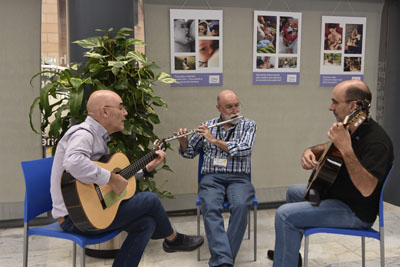 Médicos y músicos actuando en el hospital