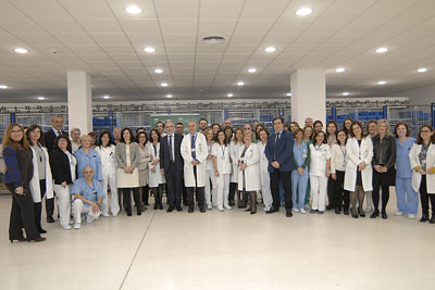 Aquilino Alonso y autoridades sanitarias con profesionales de farmacia en las nuevas instalaciones