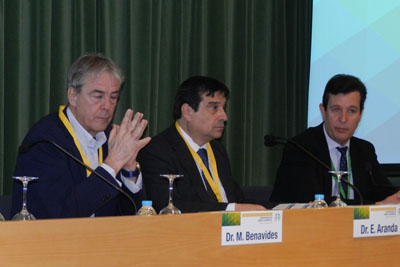 En la imagen, el director de la Unidad de GEstión Clínica de Oncología Médica del Hospital, Enrique Aranda, y el director científico del IMIBIC, Justo P. Castaño