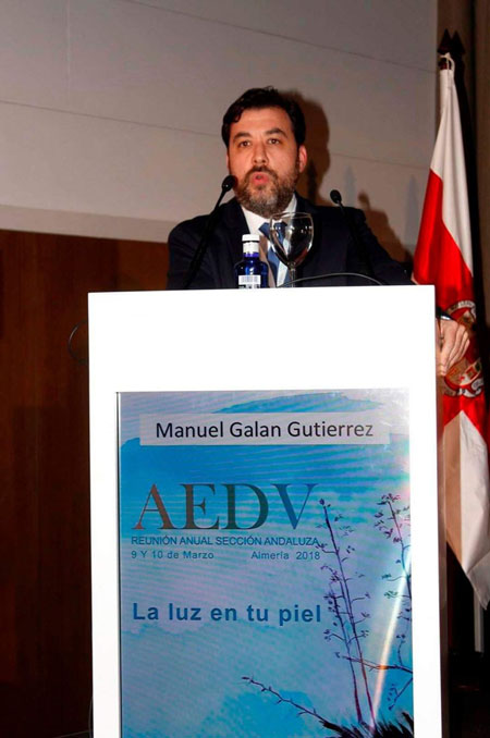 El dermatólogo Manuel Galán durante su intervención en el congreso