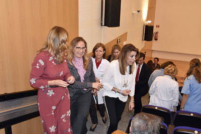 La presidenta de la Junta de Andalucía se despide de algunos de los asistentes