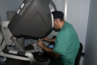 El doctor Javier Briceño opera desde la consola del robot da Vinci