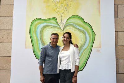 Tete Álvarez y María Ortega posan delante del mural