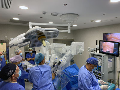 Especialistas usando el nuevo equipo de cirugía robótica instalado en el Hospital provincial
