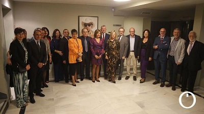 Foto familia con profesionales y autoridades. Premios Averroes ORO al servicio de Urgencias del HURS