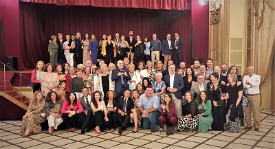 Foto familia Premios Averroes ORO al servicio de Urgencias del HURS