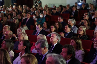Foto del público en la gala de entrega de los Premios Averroes ORO al servicio de Urgencias del HURS