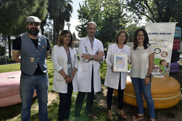 La Asociación Sonrisas regala una acuarela al Hospital Reina Sofía