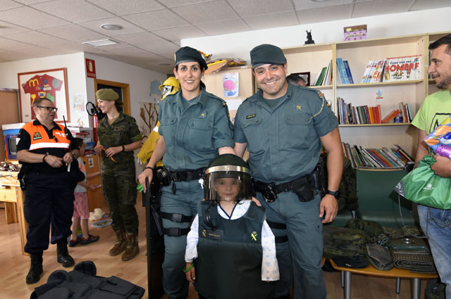 Los niños y niñas han podido vestirse y disfrutar de la visita de las diferentes unidades que integran la asociación