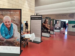 La exposición Calvas y Bellas ya está instalada en el Hospital Reina Sofía