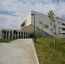 Fachada principal del Hospital Campus de Ciencias de la Salud de Granada.