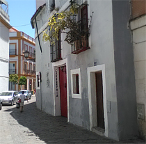 Fachada principal de La Carbonería en la calle Levíes de Sevilla