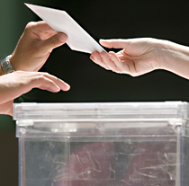 Los permisos también estarán vigentes para los trabajadores que opten por el voto por correspondencia (Foto EFE).