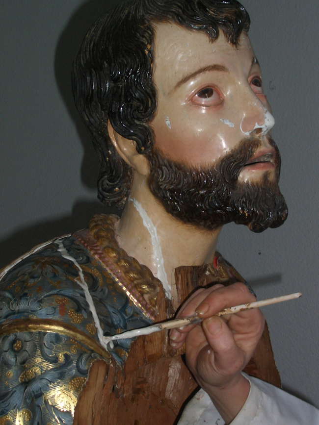Estucado de uno de los bustos-relicarios del retablo mayor (jpg  422 Kb)