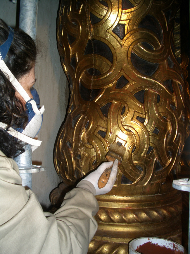 Barnizando una de las columnas del retablo mayor (jpg 506 Kb)