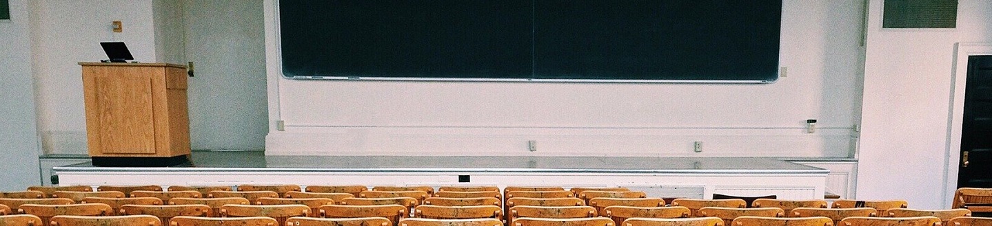 Aula universitaria vacía