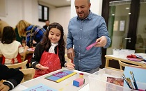 Taller para familias. Dejando huellas. Museo en movimiento. Una actividad del programa 'El otro Museo', en el Museo Picasso de Málaga