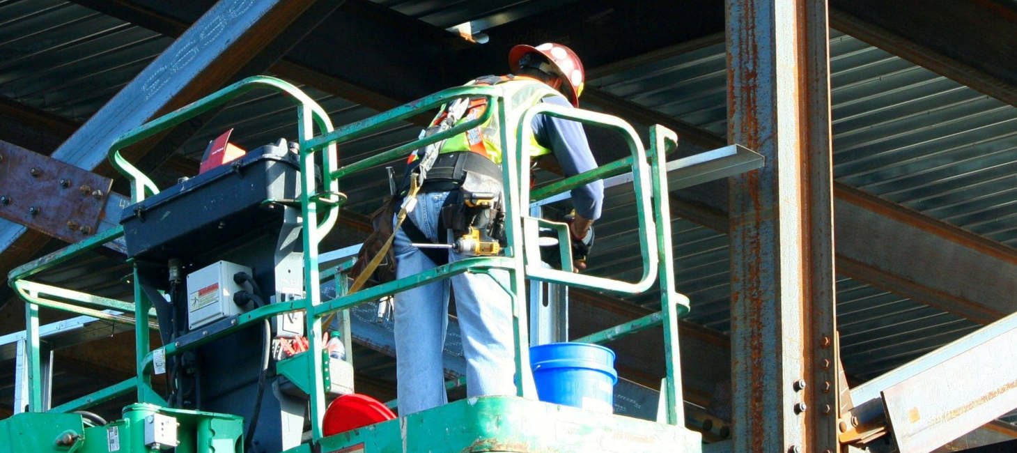 Operario con medidas de seguridad trabajando en altura