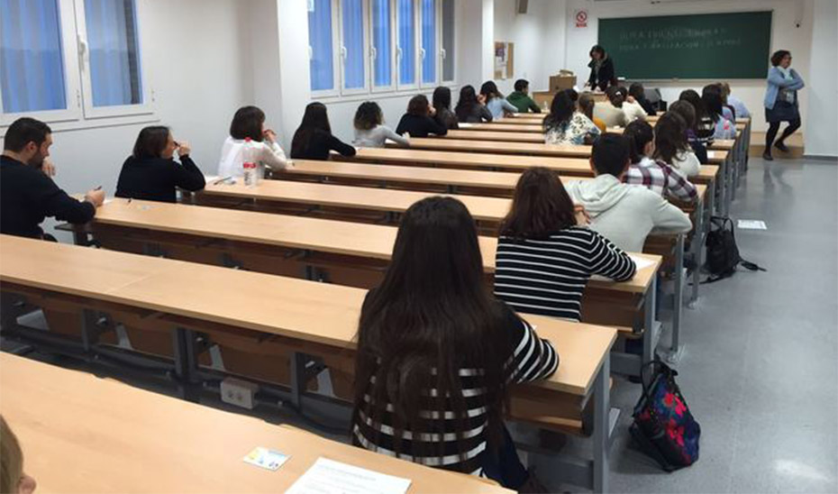 Profesor universitario dando clases