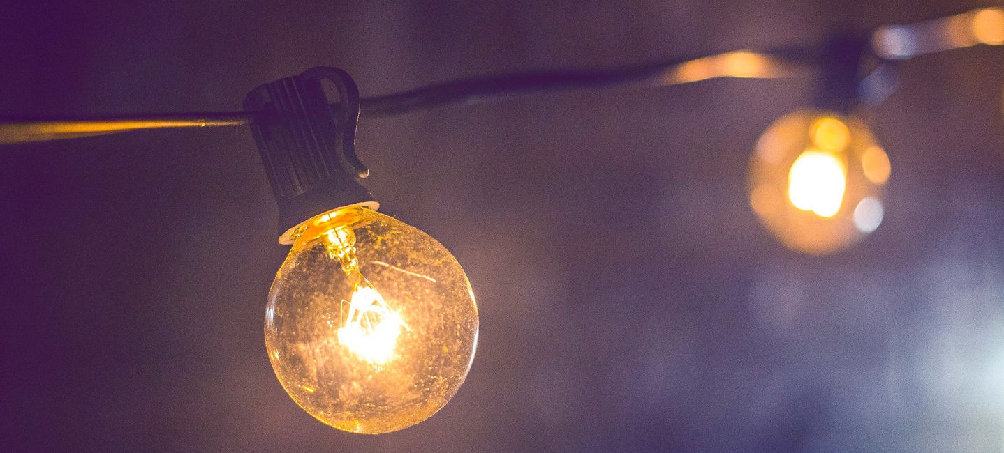 bombillas encendidas en una habitación oscura