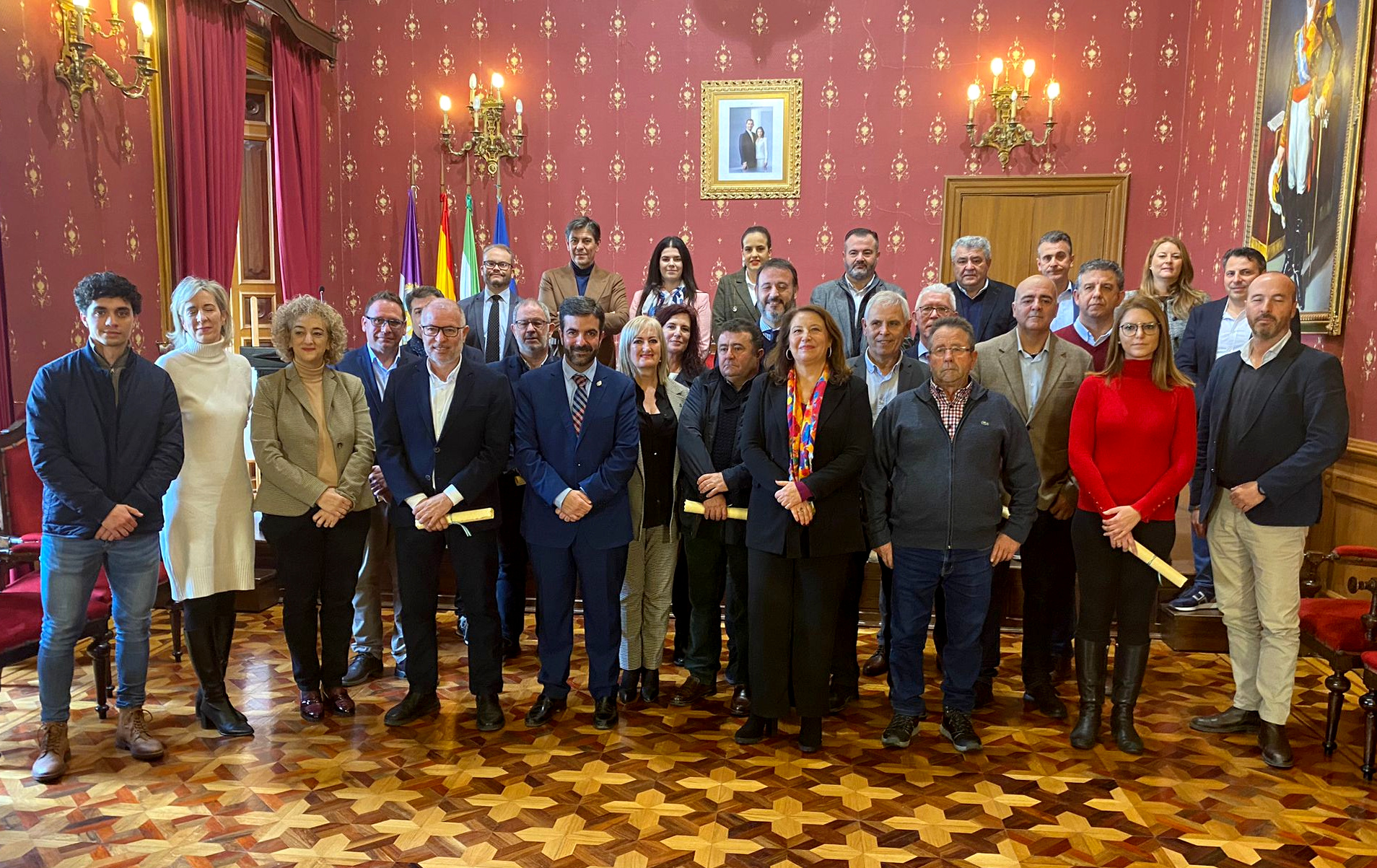 Carmen Crespo junto a los beneficiarios de ayudas a OPFH de Granada