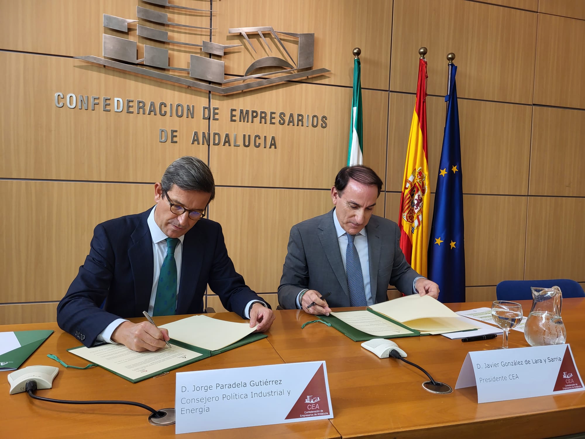 El consejero de Política Industrial y Energía, Jorge Paradela, firma con el presidente de la CEA, Javier González de Lara, un protocolo para impulsar la mejora de los espacios productivos de Andalucía.