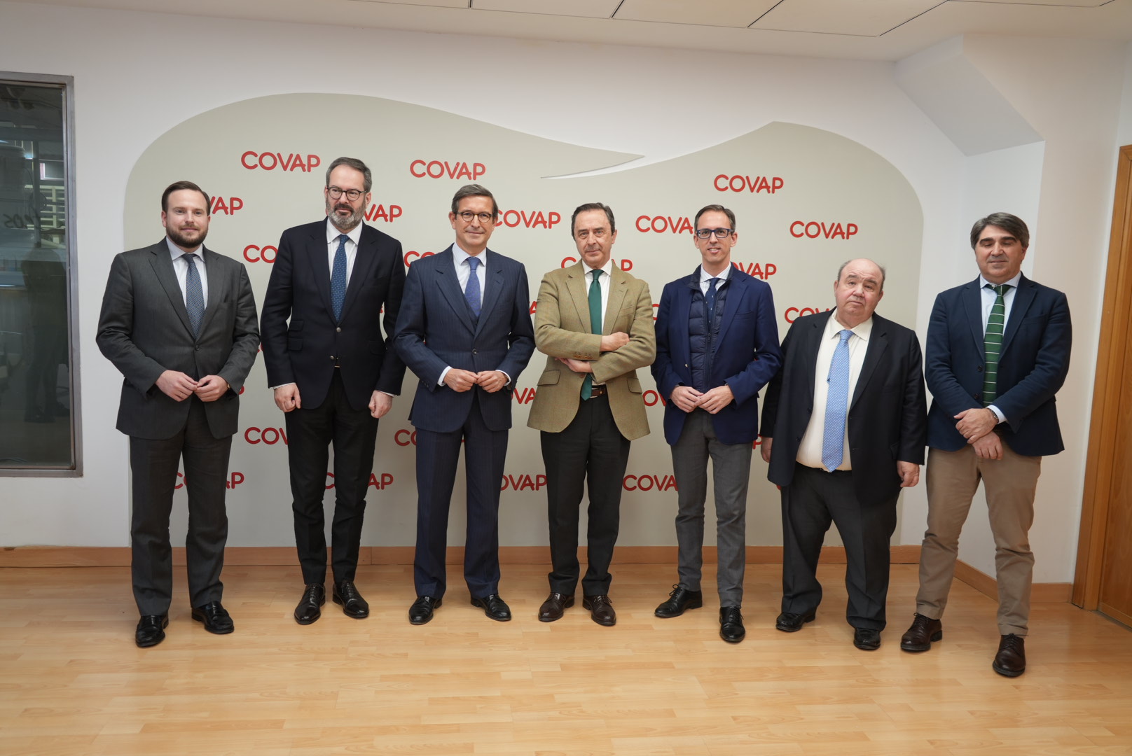 El consejero de Política Industrial y Energía, Jorge Paradela, visita las instalaciones de COVAP.