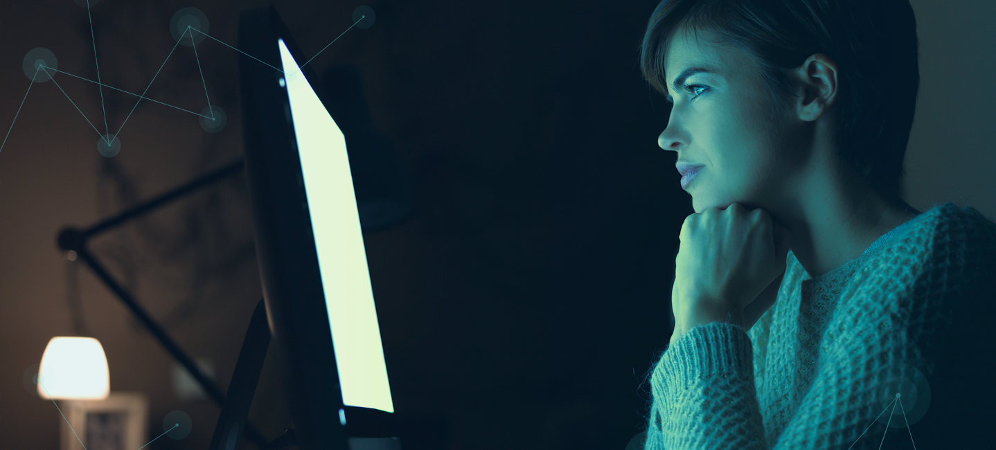 Una mujer observa la pantalla de un ordenador