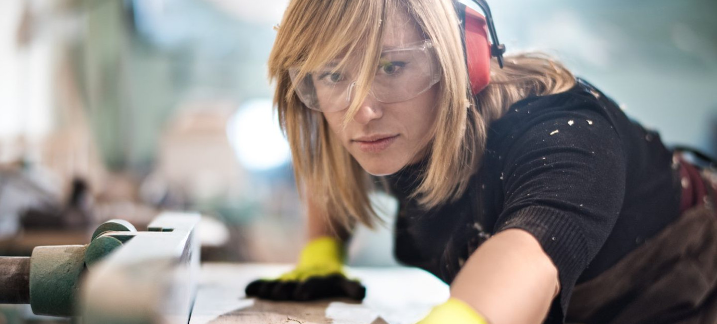 Mujer trabajando con máquina cortadora