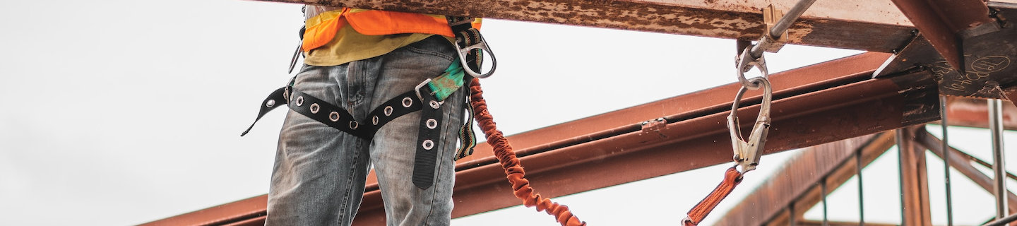 Un hombre con un arnés de seguridad en una obra