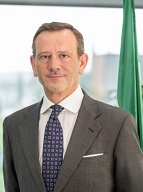 Antonio Castro, director general de TRADE, posa delante de la bandera de Andalucía