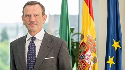Antonio Castro, director general de TRADE, posa delante de las banderas de Andalucía, España y Unión Europea